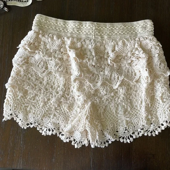 Justify Antique white eyelet shorts size medium - Picture 2 of 5